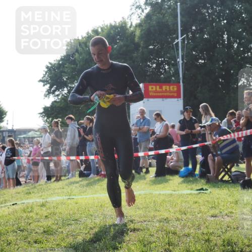 15.06.2025 - 27. Vierlanden-Triathlon KatJ http://msf.ph/oto/7975870 15.06.2025 08:32:37 Schwimmen 14, 26 meine-sportfotos.de