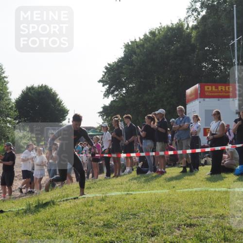 15.06.2025 - 27. Vierlanden-Triathlon KatJ http://msf.ph/oto/7975875 15.06.2025 08:32:39 Schwimmen 14, 26, 38 meine-sportfotos.de