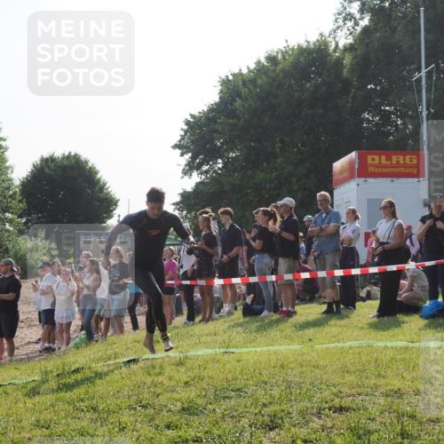 15.06.2025 - 27. Vierlanden-Triathlon KatJ http://msf.ph/oto/7975886 15.06.2025 08:32:40 Schwimmen 14, 26, 38 meine-sportfotos.de