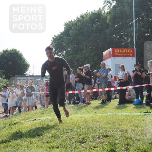 15.06.2025 - 27. Vierlanden-Triathlon KatJ http://msf.ph/oto/7975916 15.06.2025 08:32:41 Schwimmen 14, 25, 26, 38 meine-sportfotos.de