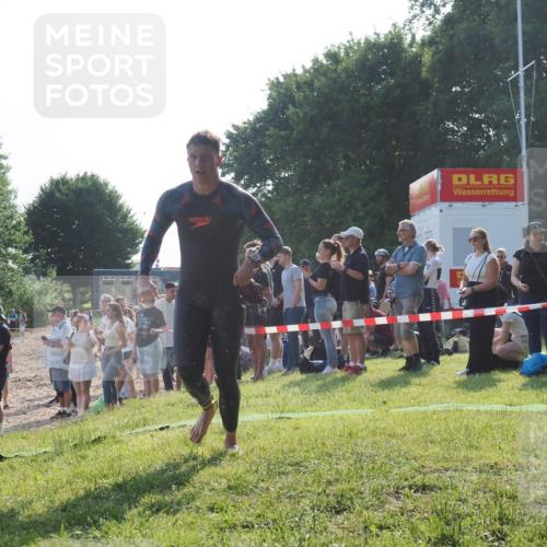 15.06.2025 - 27. Vierlanden-Triathlon KatJ http://msf.ph/oto/7975932 15.06.2025 08:32:41 Schwimmen 14, 25, 26, 38 meine-sportfotos.de