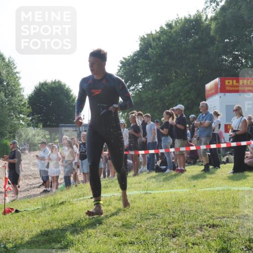 15.06.2025 - 27. Vierlanden-Triathlon KatJ http://msf.ph/oto/7975937 15.06.2025 08:32:41 Schwimmen 14, 25, 26, 38 meine-sportfotos.de