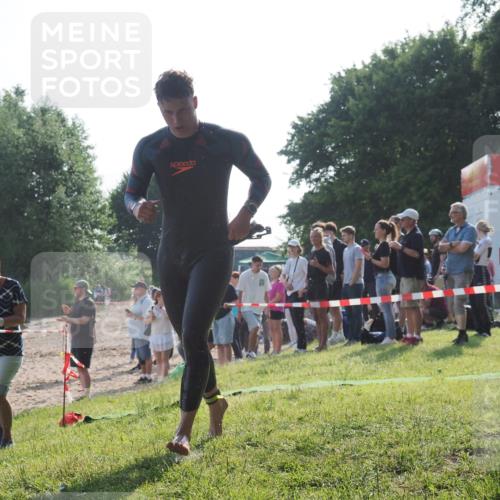 15.06.2025 - 27. Vierlanden-Triathlon KatJ http://msf.ph/oto/7975956 15.06.2025 08:32:41 Schwimmen 14, 25, 26, 38 meine-sportfotos.de
