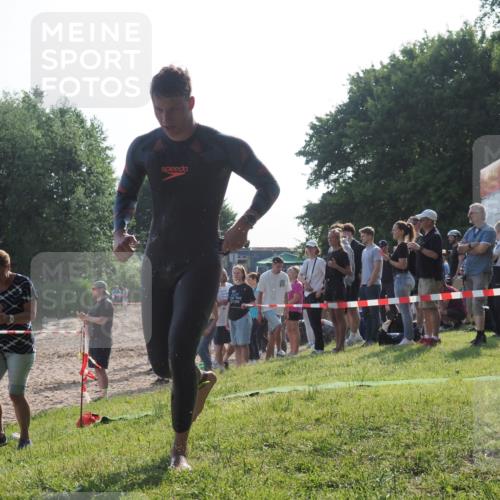15.06.2025 - 27. Vierlanden-Triathlon KatJ http://msf.ph/oto/7975960 15.06.2025 08:32:42 Schwimmen 14, 25, 26, 38 meine-sportfotos.de
