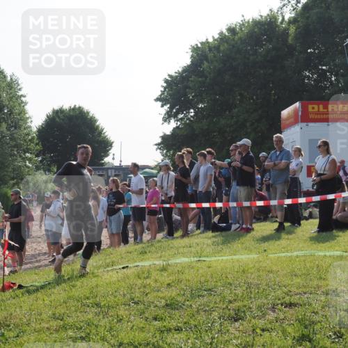 15.06.2025 - 27. Vierlanden-Triathlon KatJ http://msf.ph/oto/7975974 15.06.2025 08:32:46 Schwimmen 25, 26, 38, 87 meine-sportfotos.de