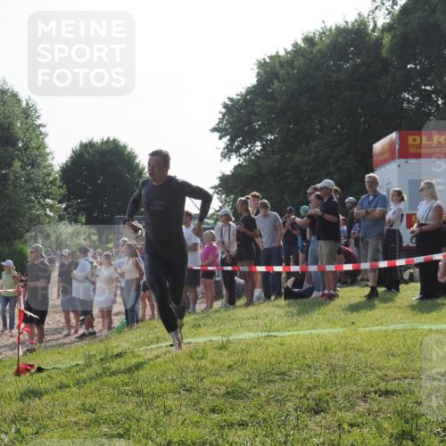 15.06.2025 - 27. Vierlanden-Triathlon KatJ http://msf.ph/oto/7975995 15.06.2025 08:32:47 Schwimmen 25, 26, 38, 41, 87 meine-sportfotos.de