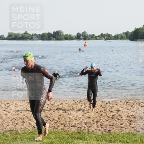 21.06.2025 - 27. Vierlanden-Triathlon MichiJ http://msf.ph/oto/7976023 15.06.2026 08:43:10 Schwimmen 72, 100, 139 meine-sportfotos.de