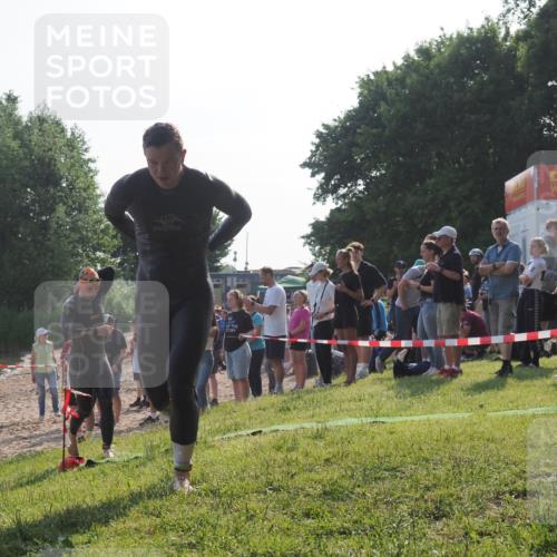 15.06.2025 - 27. Vierlanden-Triathlon KatJ http://msf.ph/oto/7976024 15.06.2025 08:32:48 Schwimmen 25, 26, 38, 41, 87 meine-sportfotos.de