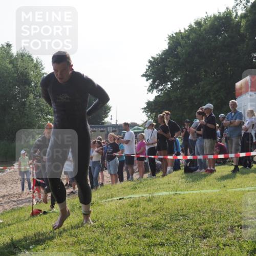 15.06.2025 - 27. Vierlanden-Triathlon KatJ http://msf.ph/oto/7976029 15.06.2025 08:32:48 Schwimmen 25, 26, 38, 41, 87 meine-sportfotos.de