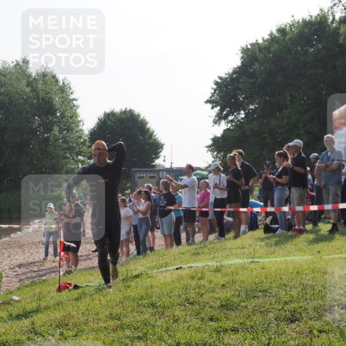 15.06.2025 - 27. Vierlanden-Triathlon KatJ http://msf.ph/oto/7976046 15.06.2025 08:32:49 Schwimmen 25, 26, 38, 41, 60, 87 meine-sportfotos.de