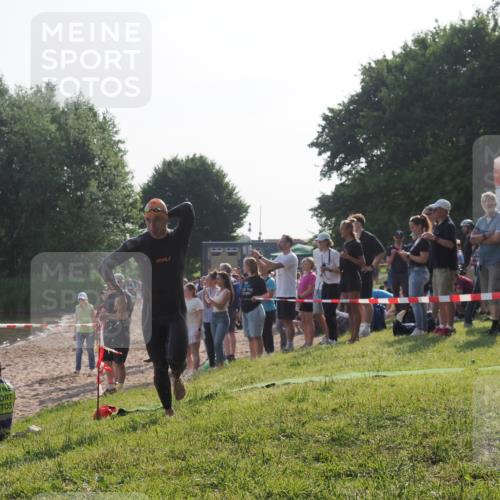 15.06.2025 - 27. Vierlanden-Triathlon KatJ http://msf.ph/oto/7976050 15.06.2025 08:32:49 Schwimmen 25, 26, 38, 41, 60, 87 meine-sportfotos.de