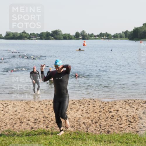 21.06.2025 - 27. Vierlanden-Triathlon MichiJ http://msf.ph/oto/7976052 15.06.2026 08:43:11 Schwimmen 11, 72, 100, 139 meine-sportfotos.de