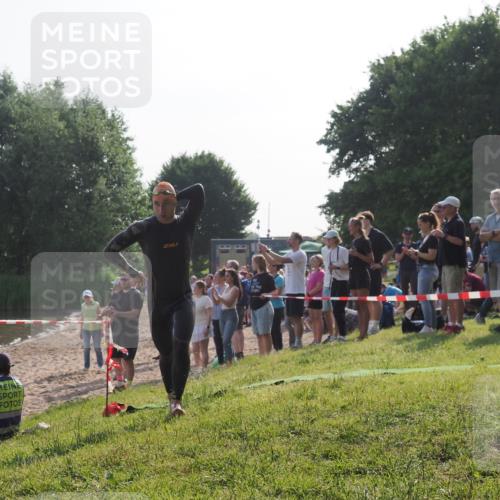 15.06.2025 - 27. Vierlanden-Triathlon KatJ http://msf.ph/oto/7976053 15.06.2025 08:32:49 Schwimmen 25, 26, 38, 41, 60, 87 meine-sportfotos.de