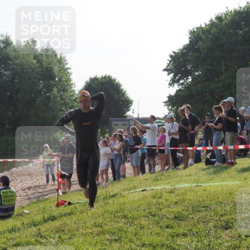 15.06.2025 - 27. Vierlanden-Triathlon KatJ http://msf.ph/oto/7976058 15.06.2025 08:32:49 Schwimmen 25, 26, 38, 41, 60, 87 meine-sportfotos.de