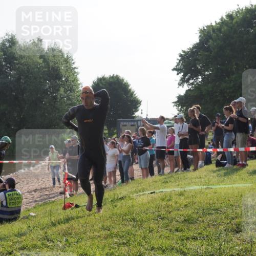 15.06.2025 - 27. Vierlanden-Triathlon KatJ http://msf.ph/oto/7976061 15.06.2025 08:32:49 Schwimmen 25, 26, 38, 41, 60, 87 meine-sportfotos.de