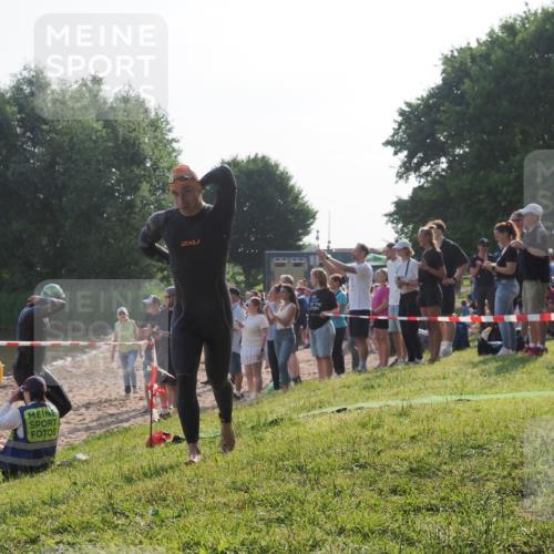 15.06.2025 - 27. Vierlanden-Triathlon KatJ http://msf.ph/oto/7976065 15.06.2025 08:32:49 Schwimmen 25, 26, 38, 41, 60, 87 meine-sportfotos.de