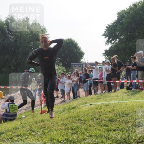 15.06.2025 - 27. Vierlanden-Triathlon KatJ http://msf.ph/oto/7976075 15.06.2025 08:32:50 Schwimmen 25, 38, 41, 60, 87 meine-sportfotos.de