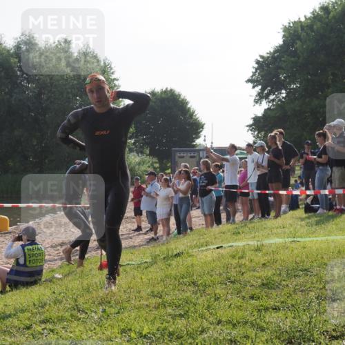 15.06.2025 - 27. Vierlanden-Triathlon KatJ http://msf.ph/oto/7976079 15.06.2025 08:32:50 Schwimmen 25, 38, 41, 60, 87 meine-sportfotos.de