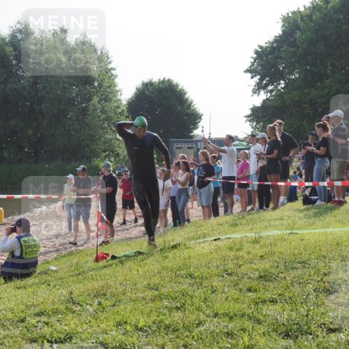 15.06.2025 - 27. Vierlanden-Triathlon KatJ http://msf.ph/oto/7976089 15.06.2025 08:32:51 Schwimmen 8, 25, 38, 41, 60, 87 meine-sportfotos.de