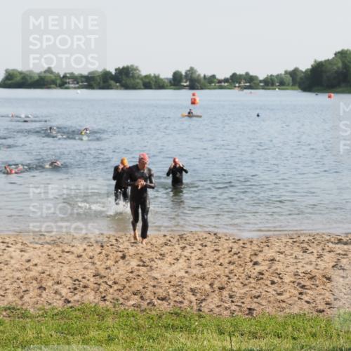 21.06.2025 - 27. Vierlanden-Triathlon MichiJ http://msf.ph/oto/7976103 15.06.2026 08:43:15 Schwimmen 11, 100, 102, 139 meine-sportfotos.de