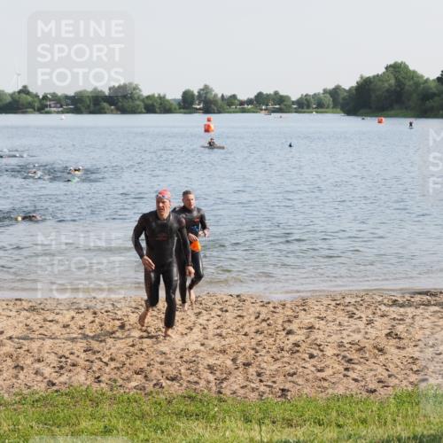 21.06.2025 - 27. Vierlanden-Triathlon MichiJ http://msf.ph/oto/7976131 15.06.2026 08:43:17 Schwimmen 11, 102, 139, 148 meine-sportfotos.de