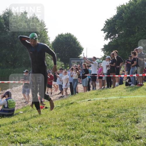 15.06.2025 - 27. Vierlanden-Triathlon KatJ http://msf.ph/oto/7976133 15.06.2025 08:32:52 Schwimmen 8, 25, 38, 41, 60, 87 meine-sportfotos.de