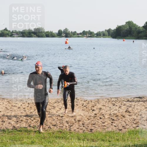 21.06.2025 - 27. Vierlanden-Triathlon MichiJ http://msf.ph/oto/7976137 15.06.2026 08:43:19 Schwimmen 11, 102, 139, 148 meine-sportfotos.de