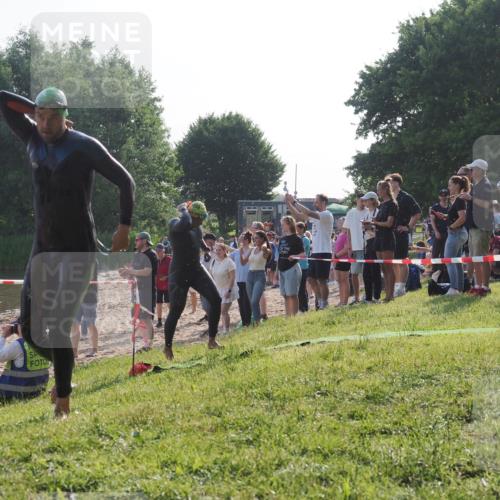15.06.2025 - 27. Vierlanden-Triathlon KatJ http://msf.ph/oto/7976147 15.06.2025 08:32:53 Schwimmen 8, 25, 38, 41, 60, 87 meine-sportfotos.de