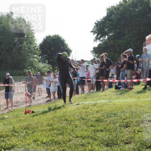 15.06.2025 - 27. Vierlanden-Triathlon KatJ http://msf.ph/oto/7976158 15.06.2025 08:32:53 Schwimmen 8, 25, 38, 41, 60, 87 meine-sportfotos.de