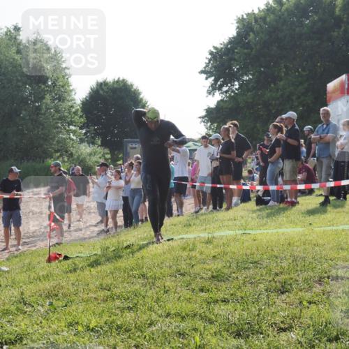 15.06.2025 - 27. Vierlanden-Triathlon KatJ http://msf.ph/oto/7976175 15.06.2025 08:32:54 Schwimmen 8, 25, 38, 41, 60, 87 meine-sportfotos.de