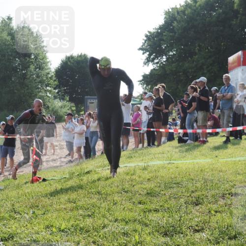 15.06.2025 - 27. Vierlanden-Triathlon KatJ http://msf.ph/oto/7976195 15.06.2025 08:32:55 Schwimmen 8, 25, 38, 41, 60, 87 meine-sportfotos.de