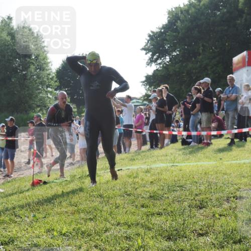 15.06.2025 - 27. Vierlanden-Triathlon KatJ http://msf.ph/oto/7976206 15.06.2025 08:32:55 Schwimmen 8, 25, 38, 41, 60, 87 meine-sportfotos.de
