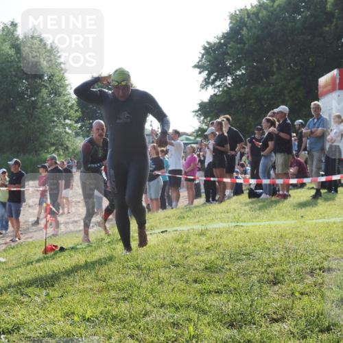 15.06.2025 - 27. Vierlanden-Triathlon KatJ http://msf.ph/oto/7976210 15.06.2025 08:32:55 Schwimmen 8, 25, 38, 41, 60, 87 meine-sportfotos.de