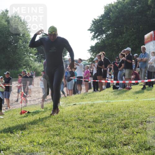 15.06.2025 - 27. Vierlanden-Triathlon KatJ http://msf.ph/oto/7976214 15.06.2025 08:32:55 Schwimmen 8, 25, 38, 41, 60, 87 meine-sportfotos.de