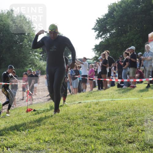 15.06.2025 - 27. Vierlanden-Triathlon KatJ http://msf.ph/oto/7976217 15.06.2025 08:32:56 Schwimmen 8, 25, 41, 60, 87 meine-sportfotos.de