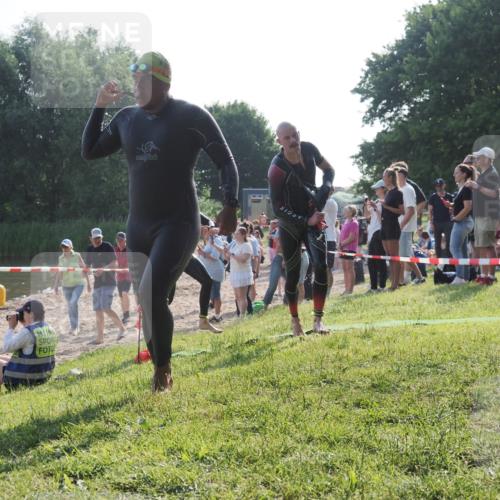 15.06.2025 - 27. Vierlanden-Triathlon KatJ http://msf.ph/oto/7976230 15.06.2025 08:32:56 Schwimmen 8, 25, 41, 60, 87 meine-sportfotos.de