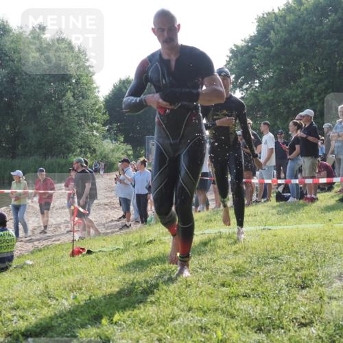 15.06.2025 - 27. Vierlanden-Triathlon KatJ http://msf.ph/oto/7976265 15.06.2025 08:32:58 Schwimmen 8, 41, 60, 87, 234 meine-sportfotos.de