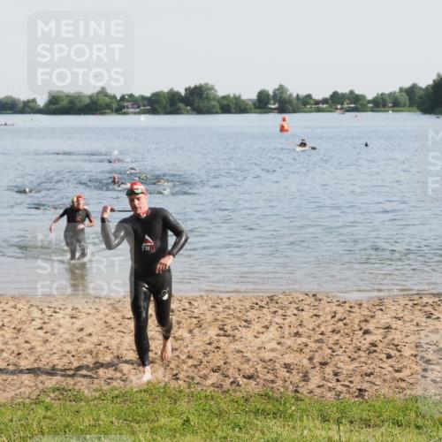 21.06.2025 - 27. Vierlanden-Triathlon MichiJ http://msf.ph/oto/7976280 15.06.2026 08:43:26 Schwimmen 11, 65, 74, 102, 148 meine-sportfotos.de