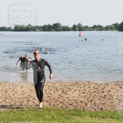 21.06.2025 - 27. Vierlanden-Triathlon MichiJ http://msf.ph/oto/7976289 15.06.2026 08:43:26 Schwimmen 11, 65, 74, 102, 148 meine-sportfotos.de