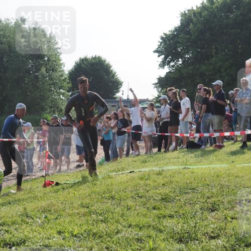 15.06.2025 - 27. Vierlanden-Triathlon KatJ http://msf.ph/oto/7976302 15.06.2025 08:33:05 Schwimmen 8, 15, 36, 60, 185, 234 meine-sportfotos.de