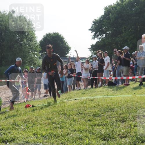 15.06.2025 - 27. Vierlanden-Triathlon KatJ http://msf.ph/oto/7976306 15.06.2025 08:33:05 Schwimmen 8, 15, 36, 60, 185, 234 meine-sportfotos.de