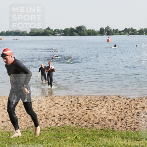 21.06.2025 - 27. Vierlanden-Triathlon MichiJ http://msf.ph/oto/7976316 15.06.2026 08:43:27 Schwimmen 11, 65, 74, 102, 148 meine-sportfotos.de