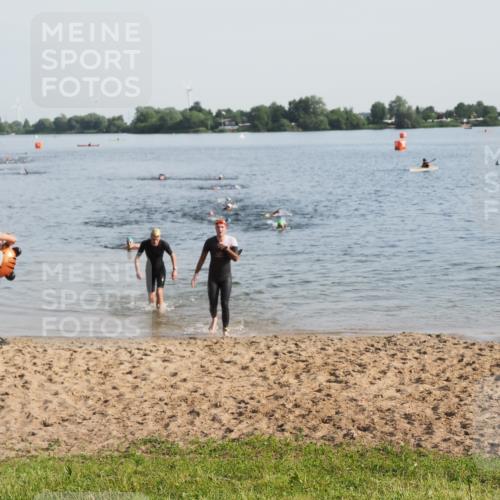 21.06.2025 - 27. Vierlanden-Triathlon MichiJ http://msf.ph/oto/7976322 15.06.2026 08:43:29 Schwimmen 65, 74, 148 meine-sportfotos.de