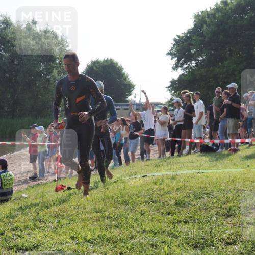15.06.2025 - 27. Vierlanden-Triathlon KatJ http://msf.ph/oto/7976325 15.06.2025 08:33:06 Schwimmen 8, 15, 36, 185, 234 meine-sportfotos.de