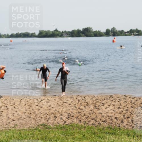 21.06.2025 - 27. Vierlanden-Triathlon MichiJ http://msf.ph/oto/7976332 15.06.2026 08:43:29 Schwimmen 65, 74, 148 meine-sportfotos.de
