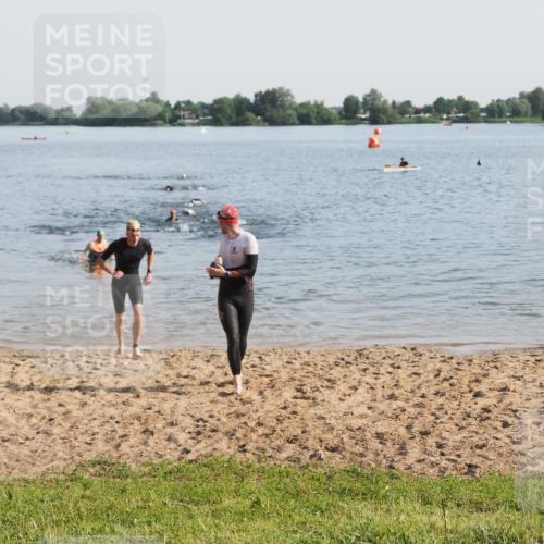 21.06.2025 - 27. Vierlanden-Triathlon MichiJ http://msf.ph/oto/7976345 15.06.2026 08:43:31 Schwimmen 65, 74, 148 meine-sportfotos.de