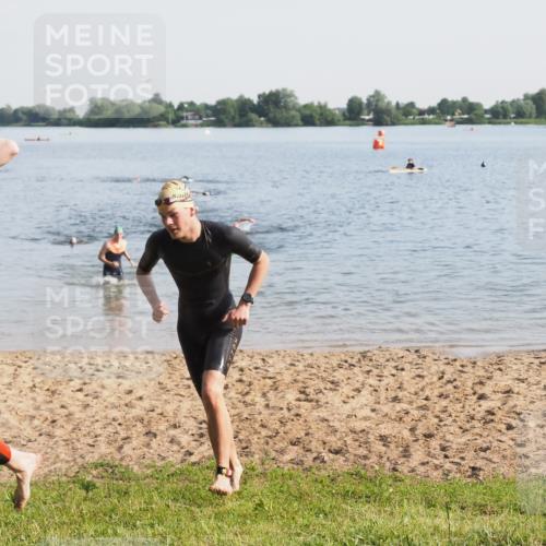 21.06.2025 - 27. Vierlanden-Triathlon MichiJ http://msf.ph/oto/7976385 15.06.2026 08:43:35 Schwimmen 32, 65, 74 meine-sportfotos.de