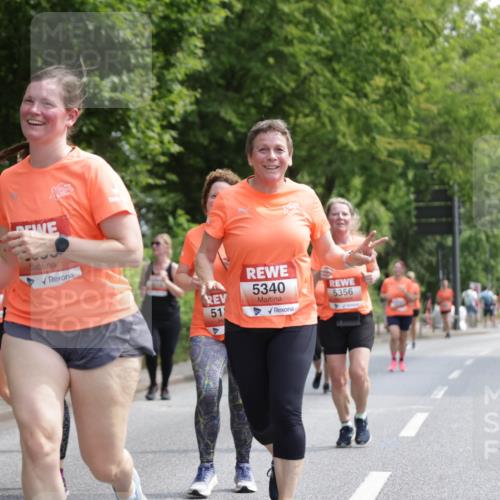 15.06.2025 - REWE Women's Run Jannik Wohlers http://msf.ph/oto/7976398 15.06.2025 10:10:53 Laufen 5238, 51, 5340, 5356 meine-sportfotos.de