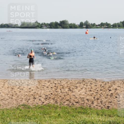 21.06.2025 - 27. Vierlanden-Triathlon MichiJ http://msf.ph/oto/7976403 15.06.2026 08:43:36 Schwimmen 32, 65, 74 meine-sportfotos.de