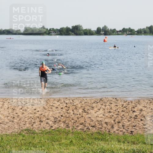 21.06.2025 - 27. Vierlanden-Triathlon MichiJ http://msf.ph/oto/7976427 15.06.2026 08:43:38 Schwimmen 32, 65, 74 meine-sportfotos.de